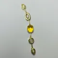 Detail einer goldenen Halskette mit zentralem gelbem Citrin und geometrischen Zirkonia-Steinen - Gelb (Gold 4)