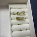 Nahaufnahme vergoldeter geometrischer Zirkon-Ohrringe mit Hohlmuster in der Schmuckbox - Gold Geometrisch Rechteck Pavé Zirkonia Stil
