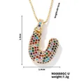 Collier avec pendentif lettre U doré orné de zircons multicolores sur chaîne box - Style U / Or