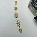Detail der Goldkette mit einem rosa ovalen Edelstein und funkelnden Zirkonia-Akzenten - Rosa (Gold 2)