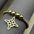 Zweilagiges Hexenknoten-Armband aus Gold-Titanstahl mit Box-Kette und Metallperlen - Gold