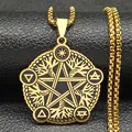 Macro-opname van gouden pentagram ketting met alchemistische symbolen op leer - Goud