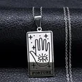Vue détaillée du pendentif tarot argenté avec main, œil et gravure Fortune - Style Fortune / Argent
