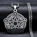 Macro-detail van de zilveren pentagram levensboom hanger op zwart leer textuur - Zilver