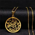 Detailopname van een gouden pentagram hanger ketting op zwarte lederen ondergrond - Goud