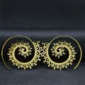 Detalle de pendientes bohemios dorados con intrincados patrones florales en espiral en cuero - Dorado