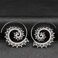 Pendientes bohemios plateados con espiral calada y motivos florales étnicos sobre cuero - Plateado