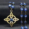 Detail eines keltischen Knotenanhängers mit blauen bösen Augen auf schwarzem Leder - Gold