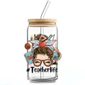 Détail d'un verre de 16oz pour enseignant avec couvercle en bois, paille et motifs - Style Vie d'Enseignant (QT747-2)