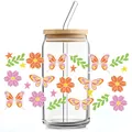 Dettaglio di un bicchiere 16oz con coperchio in bambù e adesivi floreali UV DTF - Fiore di Farfalla Arancione e Rosa (QT748-3)