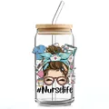 Détail du design autocollant UV DTF Nurse Life 16oz sur gobelet en verre avec couvercle - Style Vie d'Infirmière (QT747-3)