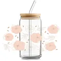 Détail d'un verre de 16oz avec autocollants UV DTF floraux, couvercle en bambou et paille - Fleurs Fraîches Roses (QT743-8)