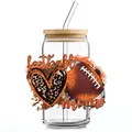 Détail de l'imprimé football mom sur un verre de 16oz avec couvercle en bambou et paille - Style Pailleté Football MOM (QT754-8)