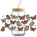 Dettaglio dell'adesivo UV a farfalla su bicchiere da 16oz con coperchio in bambù - Fiore Blu Farfalla Arancione e Bianco (QT748-5)