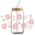 Détail des autocollants UV DTF roses sur un verre de 16oz avec un couvercle en bambou - Motif Floral Rose (QT743-9)