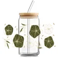 Détail d'un autocollant floral UV DTF sur verre de 16oz avec couvercle en bambou et paille - Plantes Dorées Vert Foncé (QT743-10)