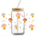 Detail van 16oz glas met kleurrijke paddenstoel UV DTF stickers en een bamboe deksel - Kleurrijke Cartoon Paddestoel Stijl (QT735-7)
