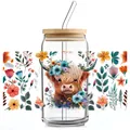 Detail eines Hochlandrind-UV-DTF-Aufklebers auf 16oz Glasbecher mit einem Bambusdeckel - Floral Hochlandrind Stil (QT753-5)