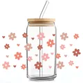Detail van 16oz glas met bamboe deksel en roze bloemen en hartjes UV-transferprint - Retro Bloemen Hart Stijl (QT735-8)