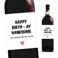 Dettaglio macro dell'adesivo per bottiglia di vino con auguri di compleanno e cuori rossi - Gioco di Parole Compleanno (QT772-2)