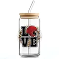 Détail d'un verre de 16oz avec imprimé LOVE football, couvercle en bambou et paille en verre - Style Football Love (QT754-4)