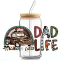 Detail van 16oz bierblikglas met Western Dad thema, bamboe deksel en glazen drinkrietje - WESTERN DAD Vintage Vrachtwagen (QT784-3)
