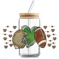 Detail van 16oz bierblikglas met American football-helm, bamboe deksel en glazen rietje - Luipaard Voetbalhelm Hart (QT784-4)