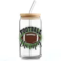 Détail d'un verre canette 16oz avec motif football therapy et couvercle en bambou et paille - Style Football Therapy (QT754-2)