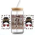 Detail van 16oz glazen beker met Mama football panterprint en natuurlijk houten deksel - mama Messy Bun Voetbal (QT784-5)