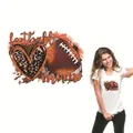 Transfert thermique Football Mom sur t-shirt blanc avec cœur léopard et ballon - Style Cœur Football Mom (QT755-8)