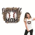 T-shirt Baseball MOM blanc avec motif de cœur léopard imprimé par transfert - Style Léopard Baseball Mom (QT755-9)