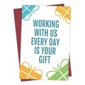 Lustige Mitarbeiter Geburtstagskarte mit Text Working with us every day is your gift - Arbeitsplatz Motivation Stil (QT819-4)