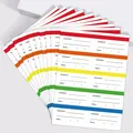 Macro-opname van gekleurde verwijderbare vriesetiketten met datum- en inhoudsregels - Veelkleurige Stijl