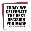 Divertente biglietto d'anniversario bianco con busta rossa e scritte nere in grassetto - Stile Celebrazione Anniversario (QT842-1)