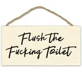 Detail van houten badkamerbord met grappige tekst en rustiek touw om aan op te hangen - Flush The Fucking Toilet (QT880-1)