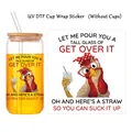Detalle de pegatina UV DTF de pollo divertido aplicada en un vaso de cristal liso - Gallo Con Bandana (QT901)