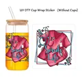 UV DTF Scrub Life sticker voor glazen bekers met medisch thema voor verpleegkundigen - Scrub Life Roze Scrubs Stethoscoop Stijl (QT856-2)