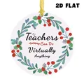 Detail van een ronde acryl cadeauhanger met bloemenkrans en gouden lint - Groene Blad Bes Krans Quote (QT1279-2)