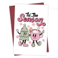 Lustige Retro Weihnachtskarte mit Tis' The Season Text, rotem Umschlag und Motiven - Retro Baum Und Kakao (QT1083-4)