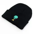 Gorro de punto negro con bordado de alienígena sobre un fondo gris claro liso - Talla única / Negro