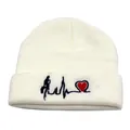 Berretto in maglia crema con ricamo cuore rosso e silhouette corridore per l'inverno - Taglia unica / Stile Corsa / Bianco