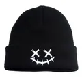 Bonnet en maille noire avec smiley blanc brodé dans un style punk streetwear - Taille unique / Noir