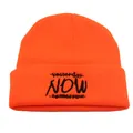 Détail du bonnet orange fluo avec broderie de lettres noires et design à revers - Taille unique / Rouge Orangé