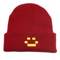 Berretto in maglia bordeaux invernale con ricamo emoji giallo pixelato sul risvolto - Taglia unica / Borgogna