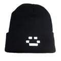 Détail du bonnet en maille noir avec broderie pixel smile blanche sur le revers - Taille unique / Noir