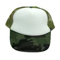 Dettaglio del cappello trucker con fronte bianca, visiera camouflage e rete traspirante - Bianco Mimetico