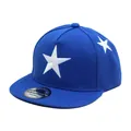Detalle del bordado de estrella blanca y pegatina sport en gorra azul marino plana - Ajustable / Azul