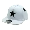 Detalle de gorra snapback blanca con bordado de estrella negra y pegatina de sport cap - Ajustable / Blanco