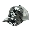Dettaglio del cappello trucker mimetico con rete grigia e cuciture traspiranti - Mimetico Maglia Grigio Bianco