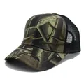 Dettaglio della stampa mimetica bosco e della rete nera traspirante del cappello - Maglia Giungla